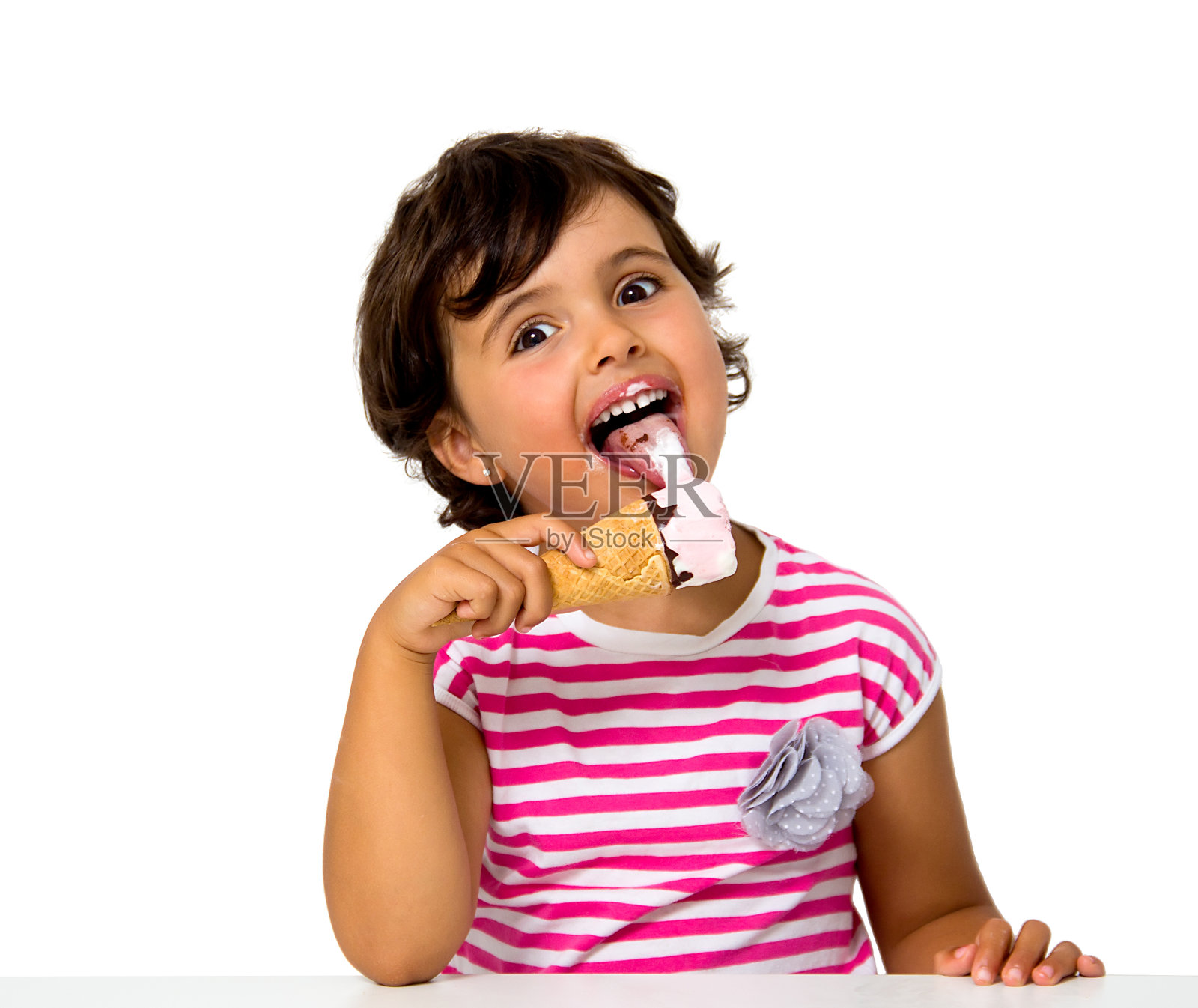 小女孩在吃冰淇淋照片摄影图片