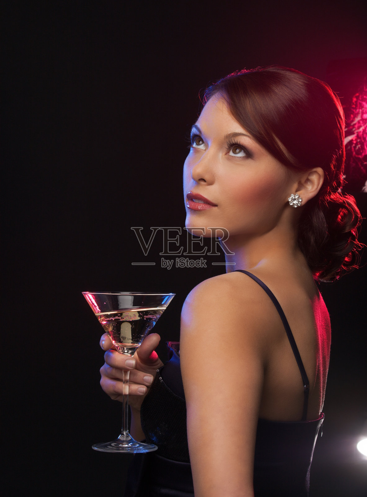 在夜总会喝鸡尾酒的女人照片摄影图片