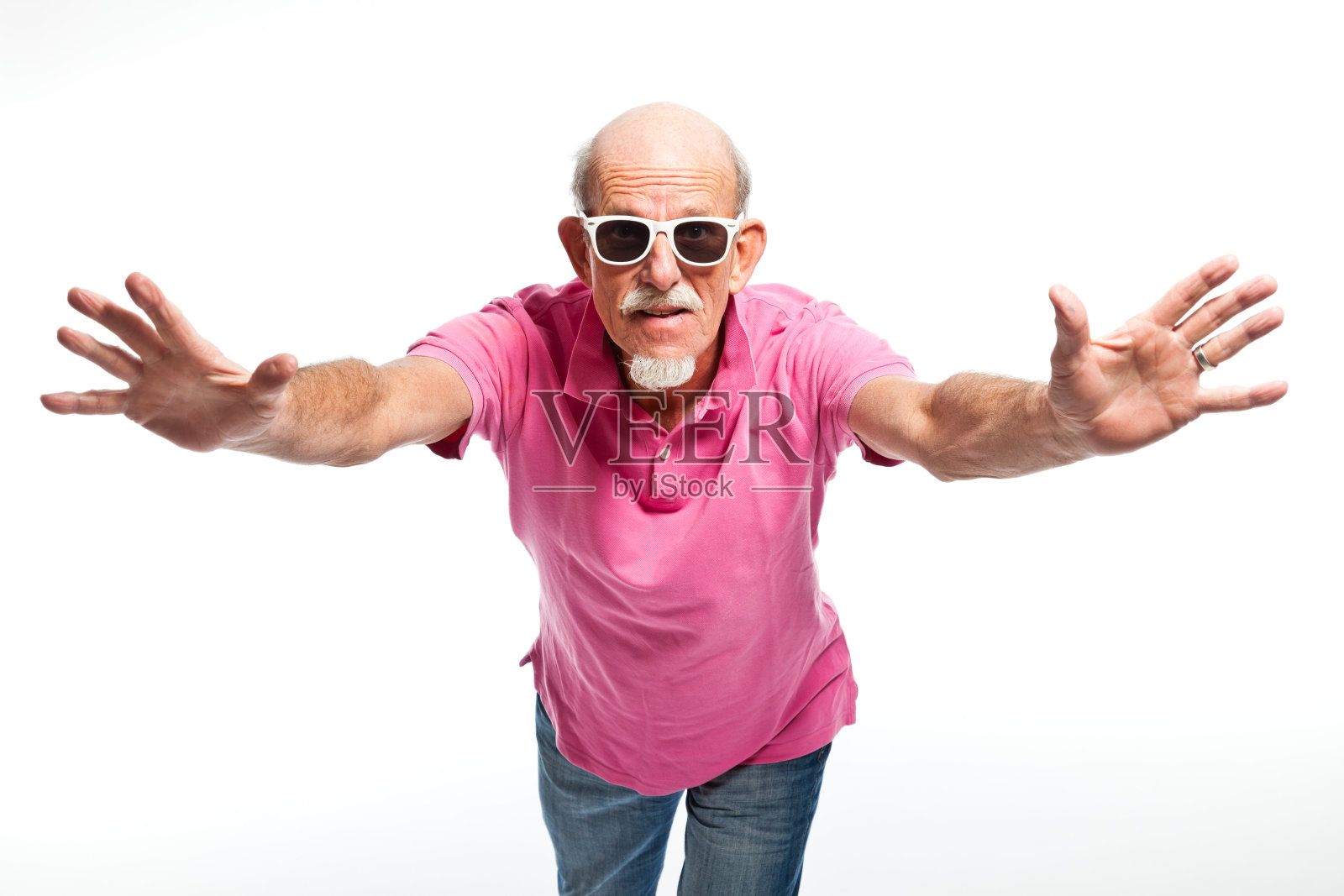 有趣的表情丰富的老男人戴着太阳镜。孤立。照片摄影图片