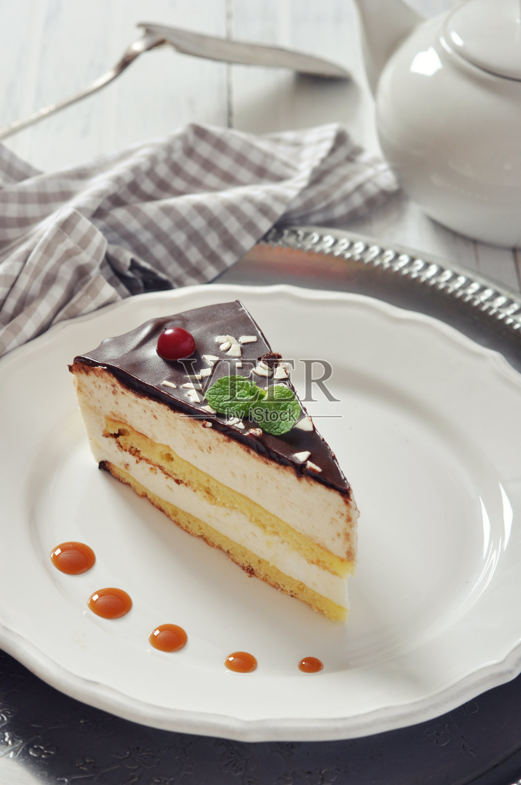 巧克力糖霜蛋奶酥蛋糕照片摄影图片