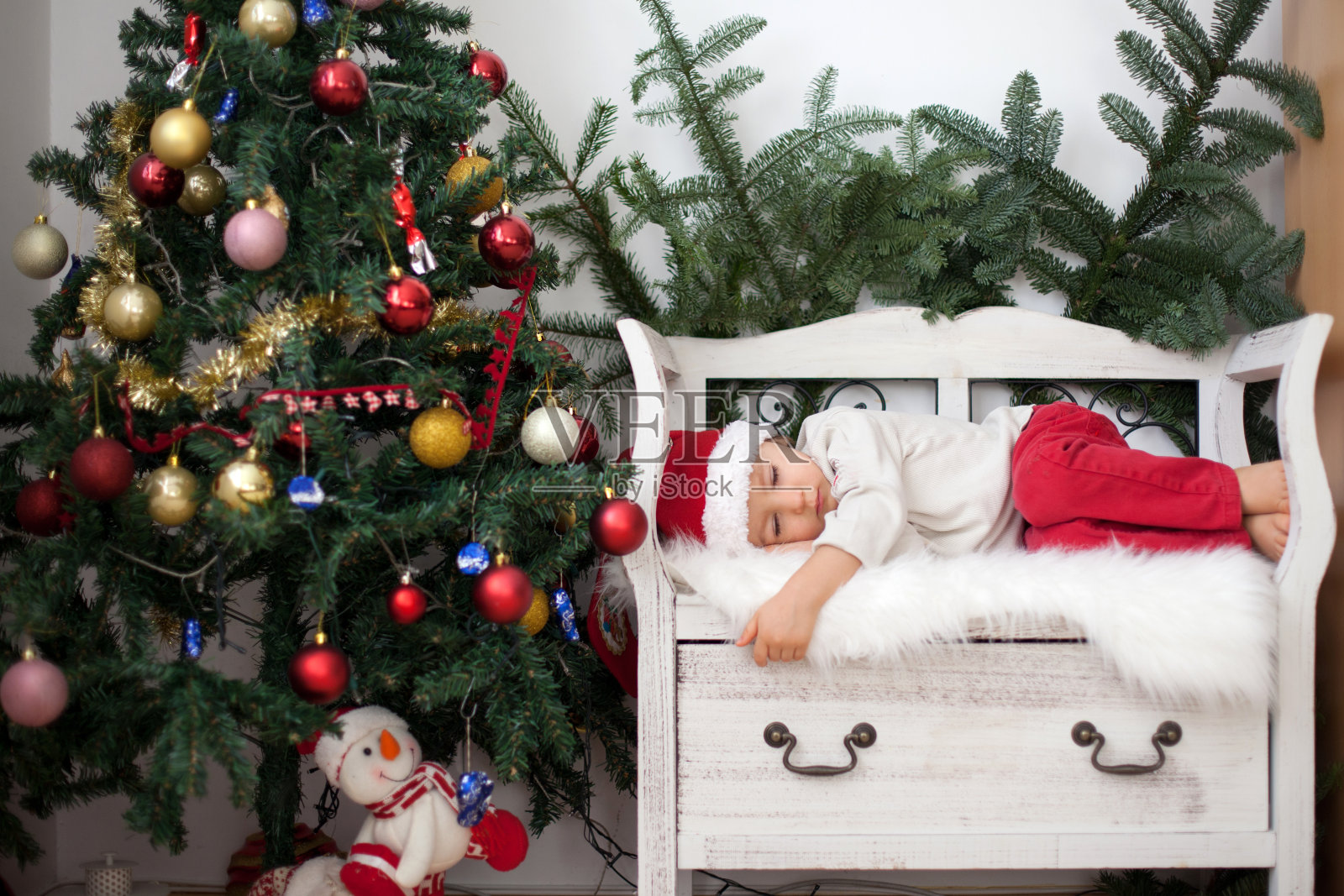 小男孩，睡在长凳上照片摄影图片