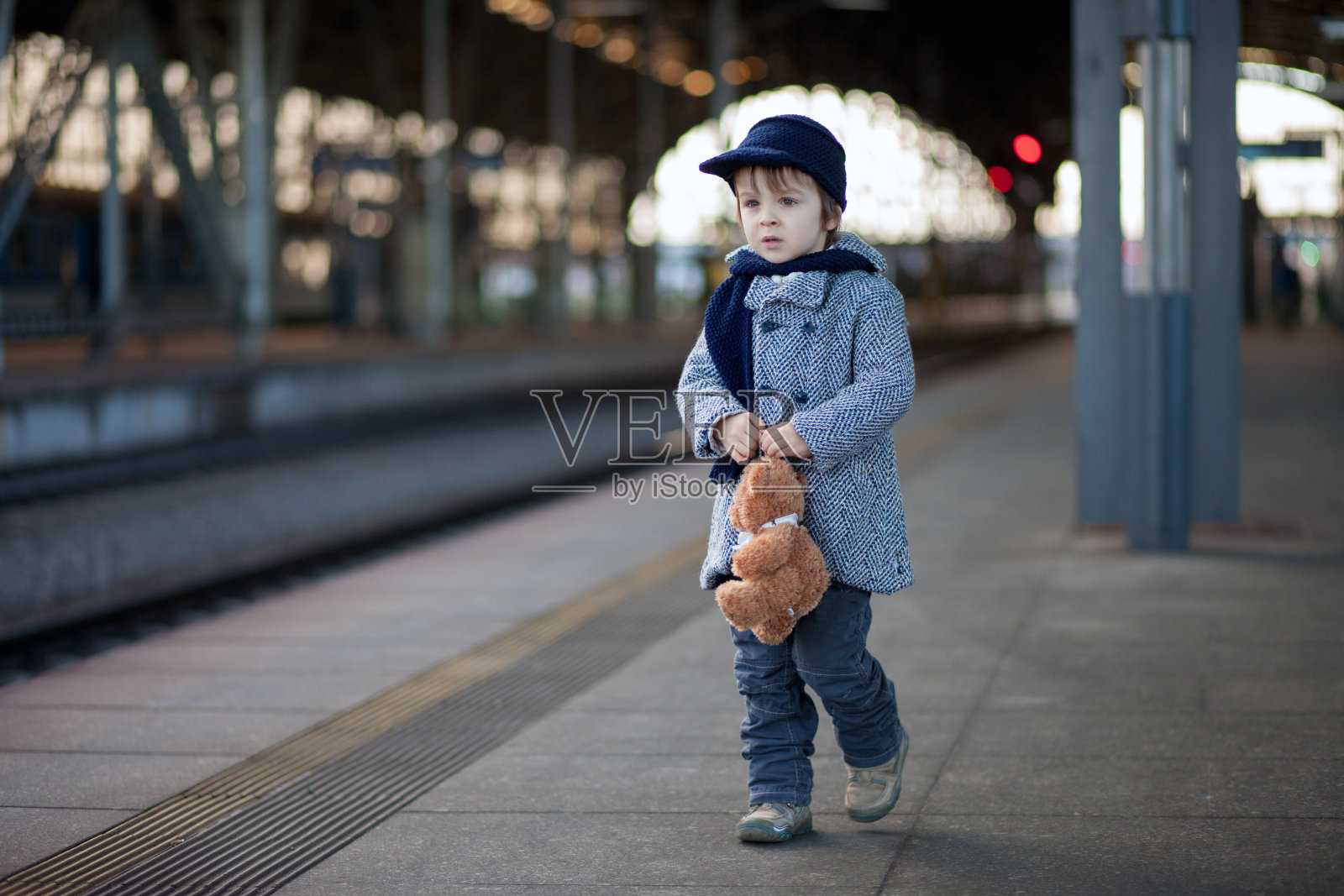 火车站上的小男孩照片摄影图片