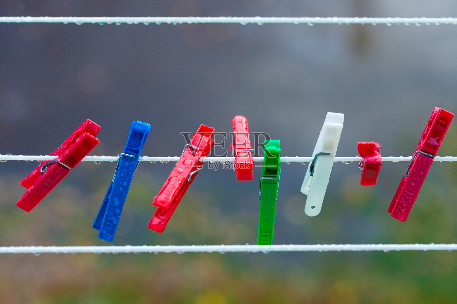 户外彩色洗衣夹。背景。照片摄影图片