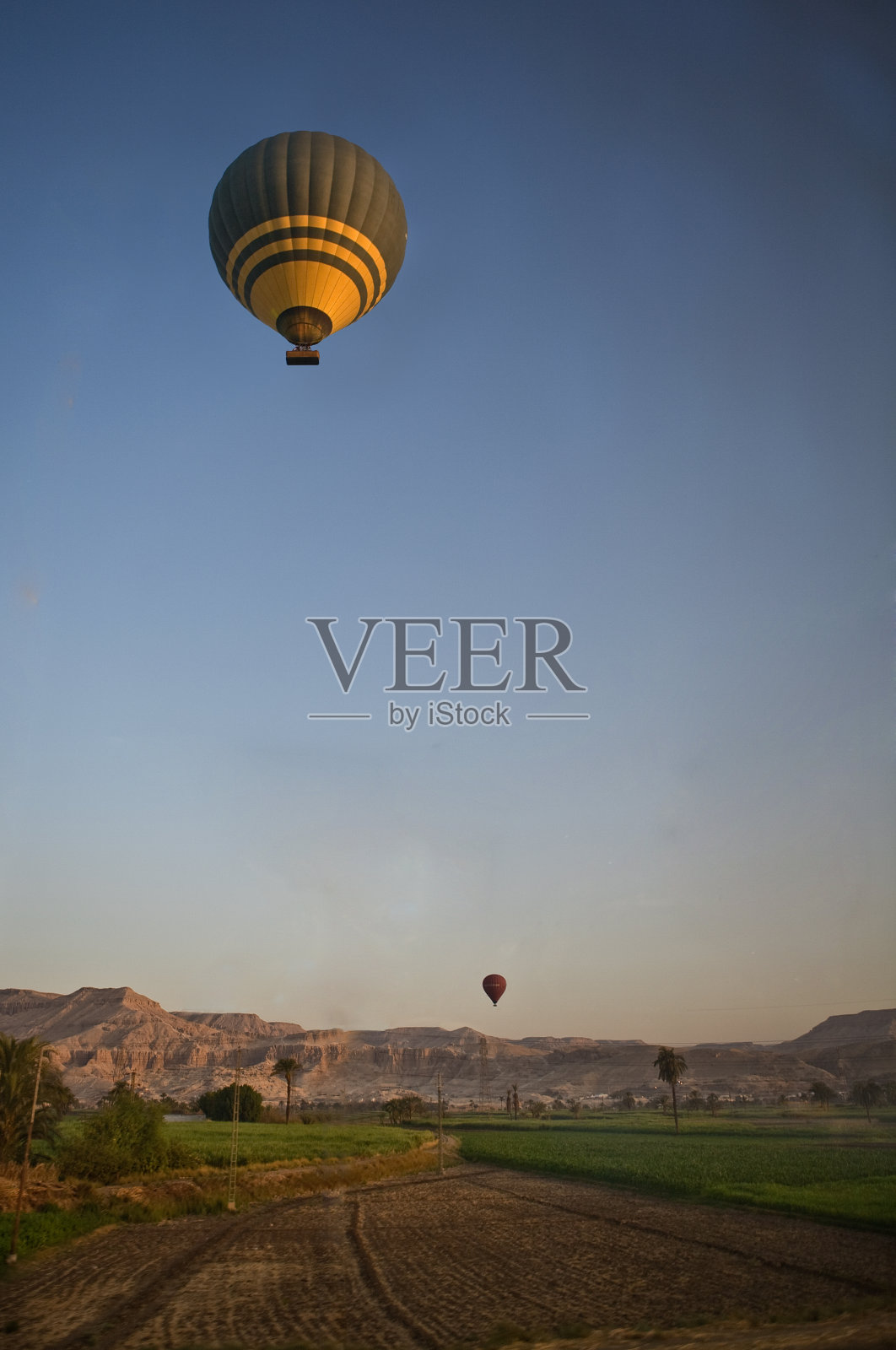 山谷上的气球照片摄影图片