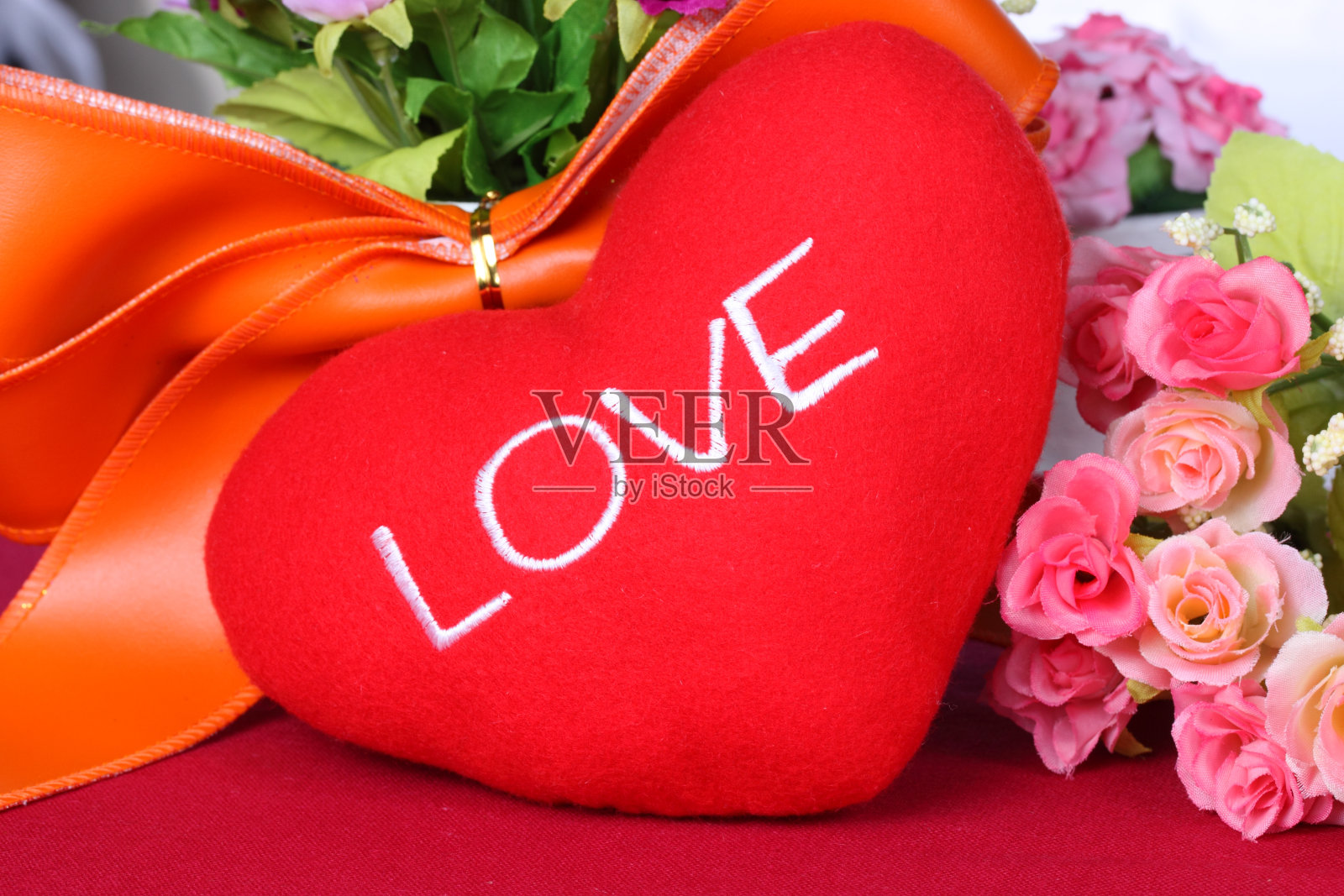 红心配彩色人造花-特写照片摄影图片