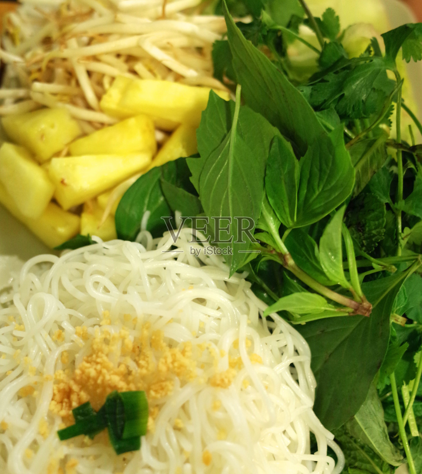 加香草和菠萝的亚洲面条照片摄影图片