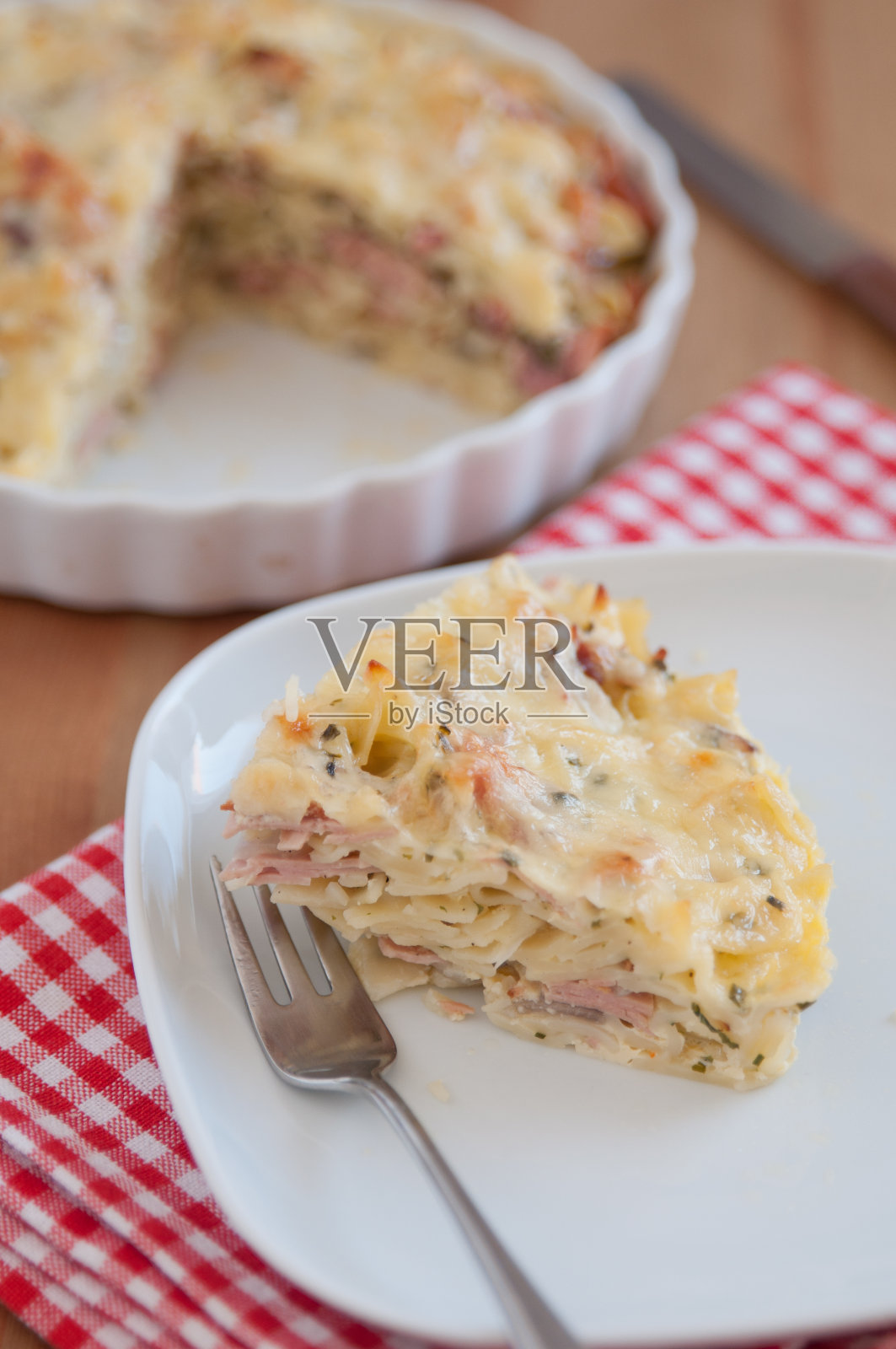 烤意大利面配培根和奶酪照片摄影图片