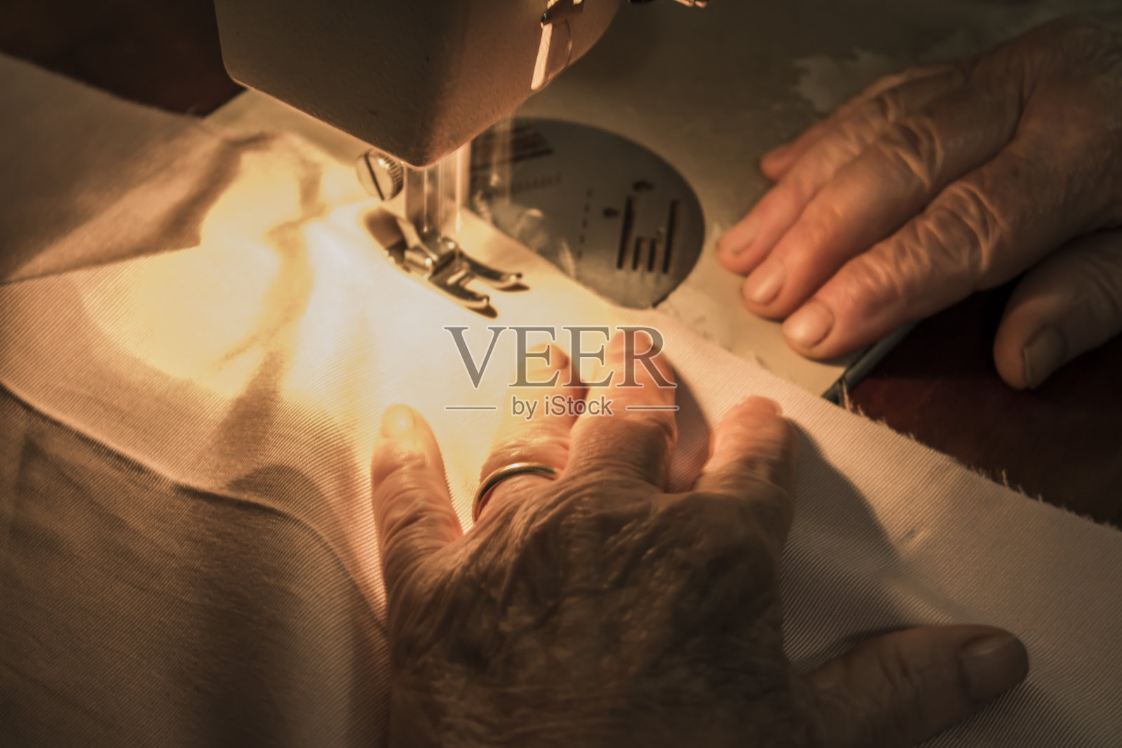 缝纫的老太太照片摄影图片