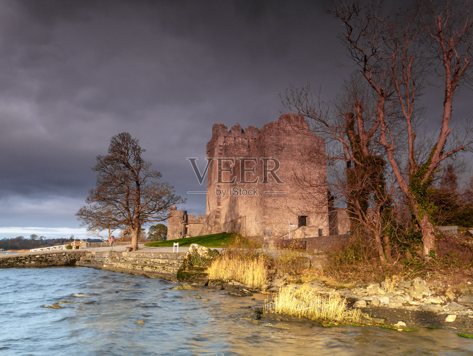 精美的中世纪城堡前的风暴照片摄影图片