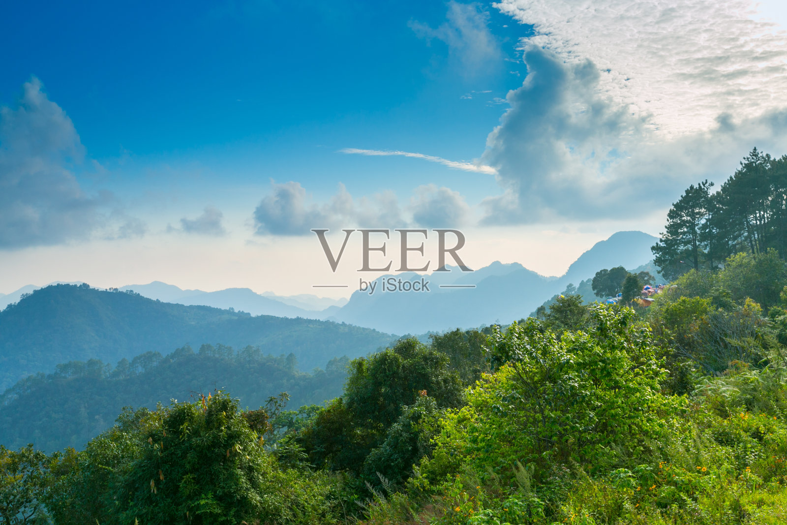 山顶的山景照片摄影图片