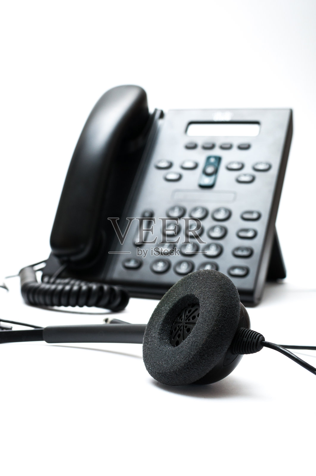 黑色耳机和一部电话照片摄影图片