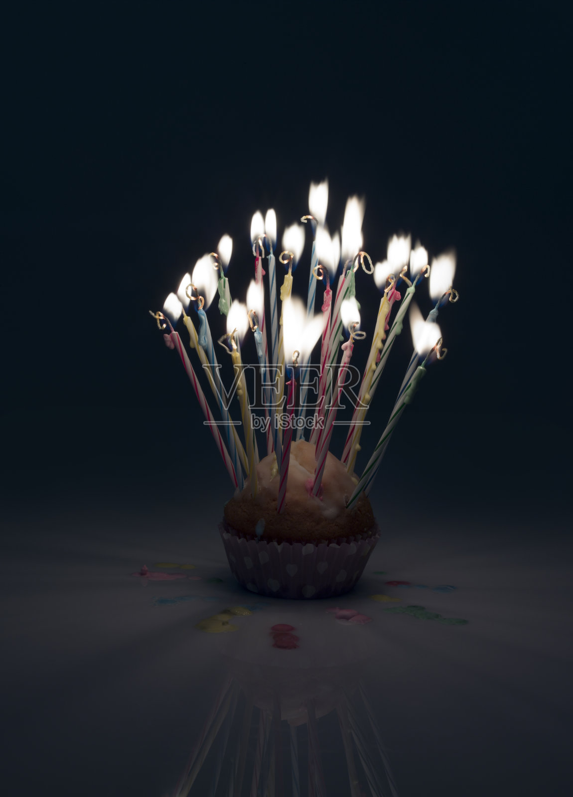 燃烧的蜡烛在黑色的馅饼上照片摄影图片