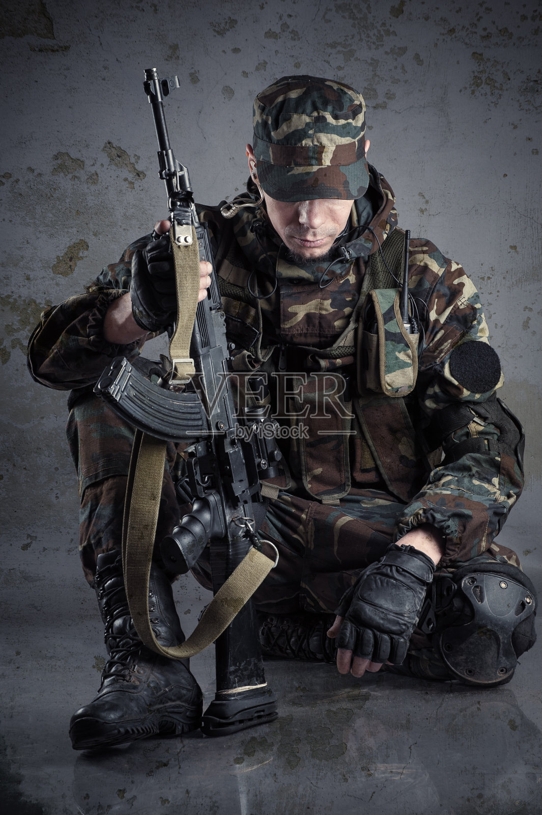 士兵坐在地板上照片摄影图片