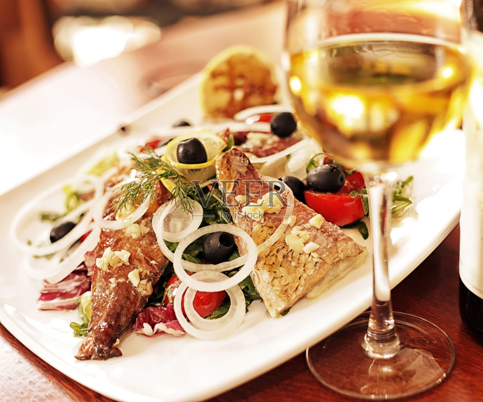 鱼配菜和一杯酒照片摄影图片