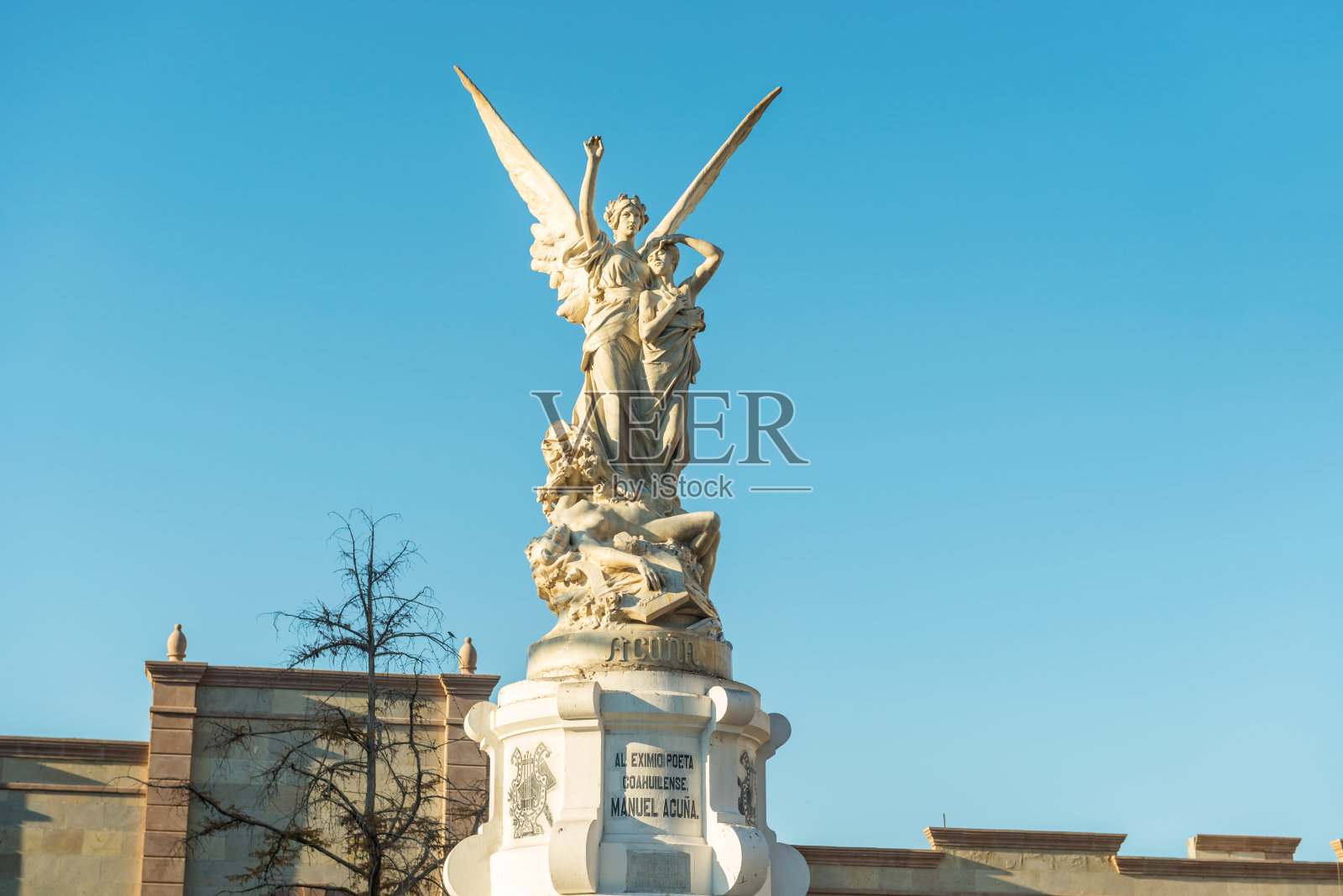 墨西哥萨尔蒂略的诗人曼努埃尔·阿库尼亚雕像照片摄影图片