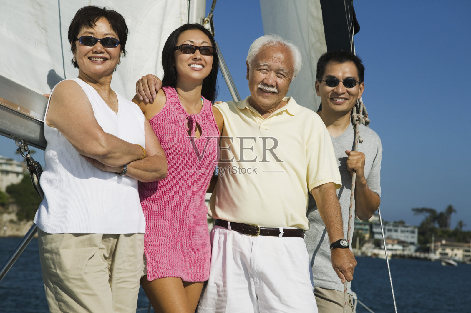 一家人一起在帆船上照片摄影图片
