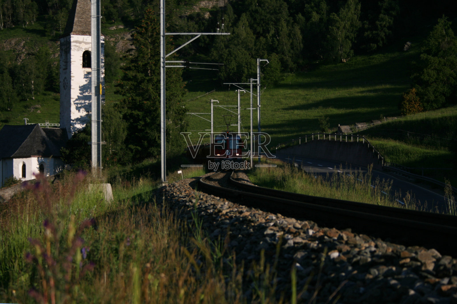 教堂附近的Rhaetish火车照片摄影图片