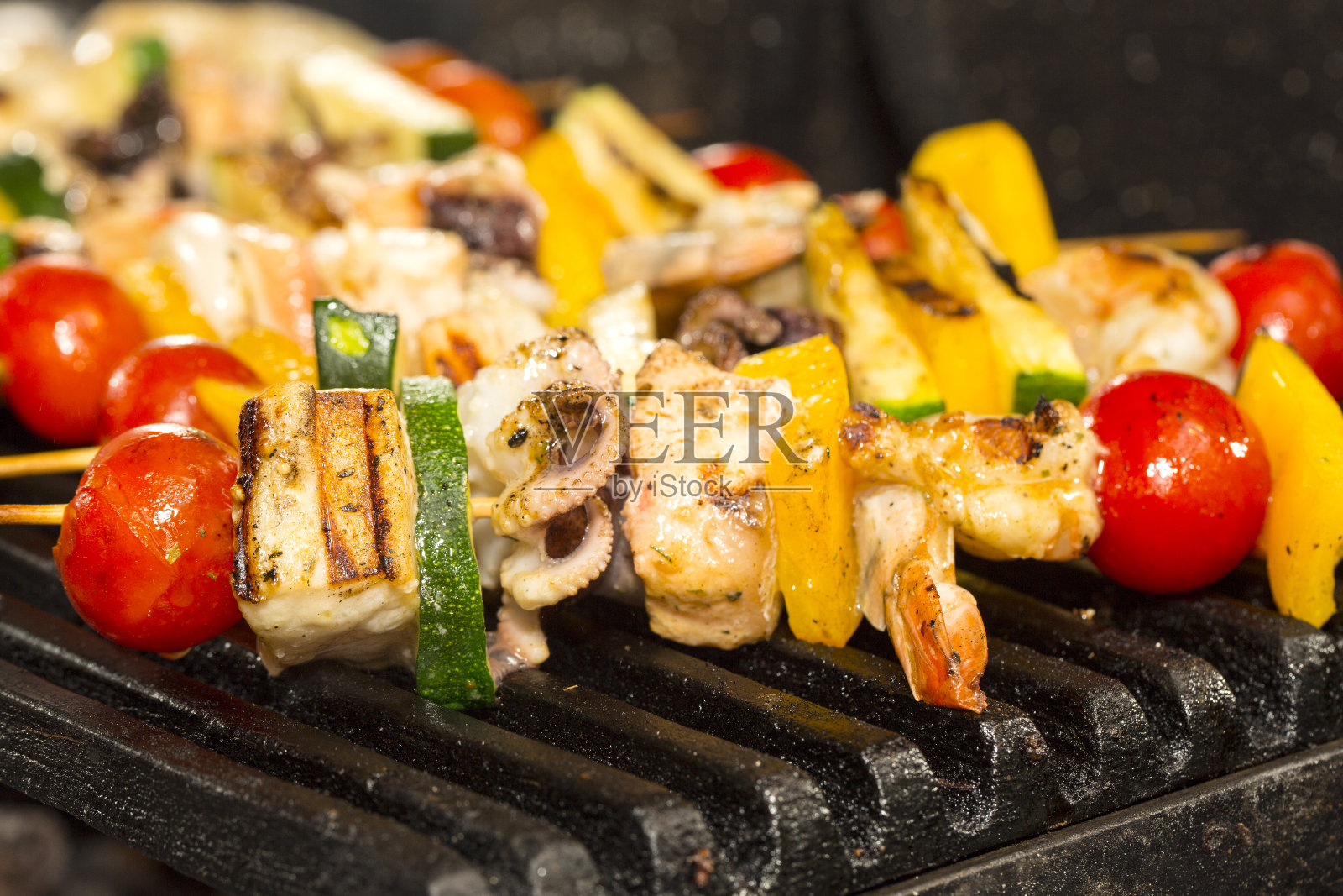 海鲜串配烧烤照片摄影图片