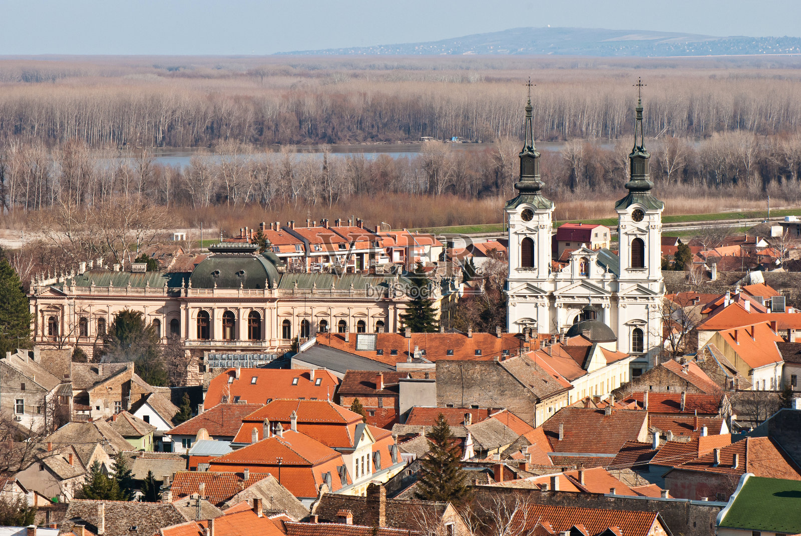 城市景观与教会照片摄影图片