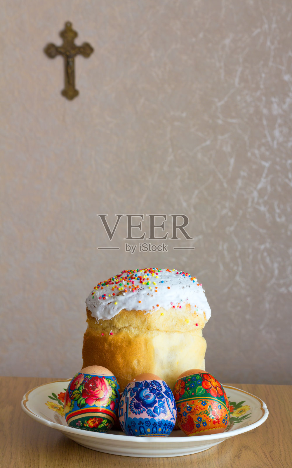 复活节蛋糕和三个鸡蛋照片摄影图片