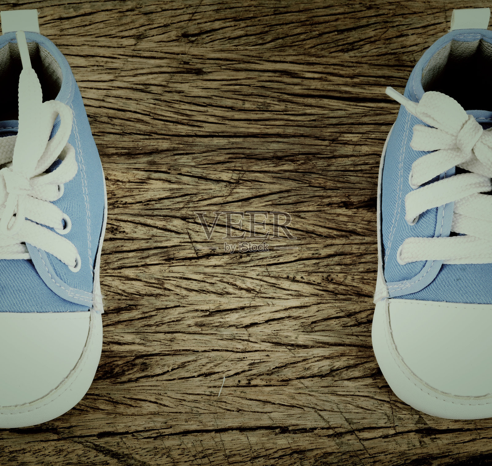 婴儿运动鞋上的木材背景照片摄影图片