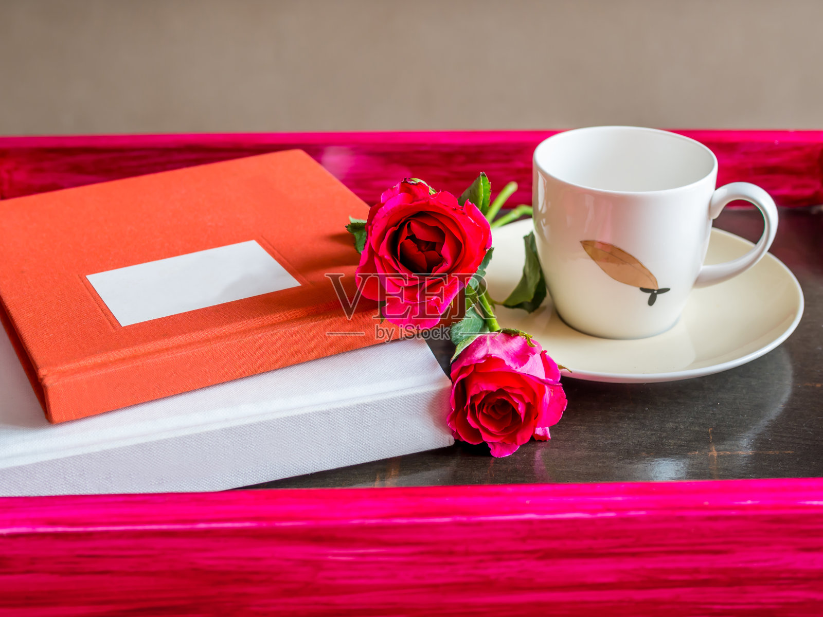 一杯咖啡，一本书和红玫瑰照片摄影图片