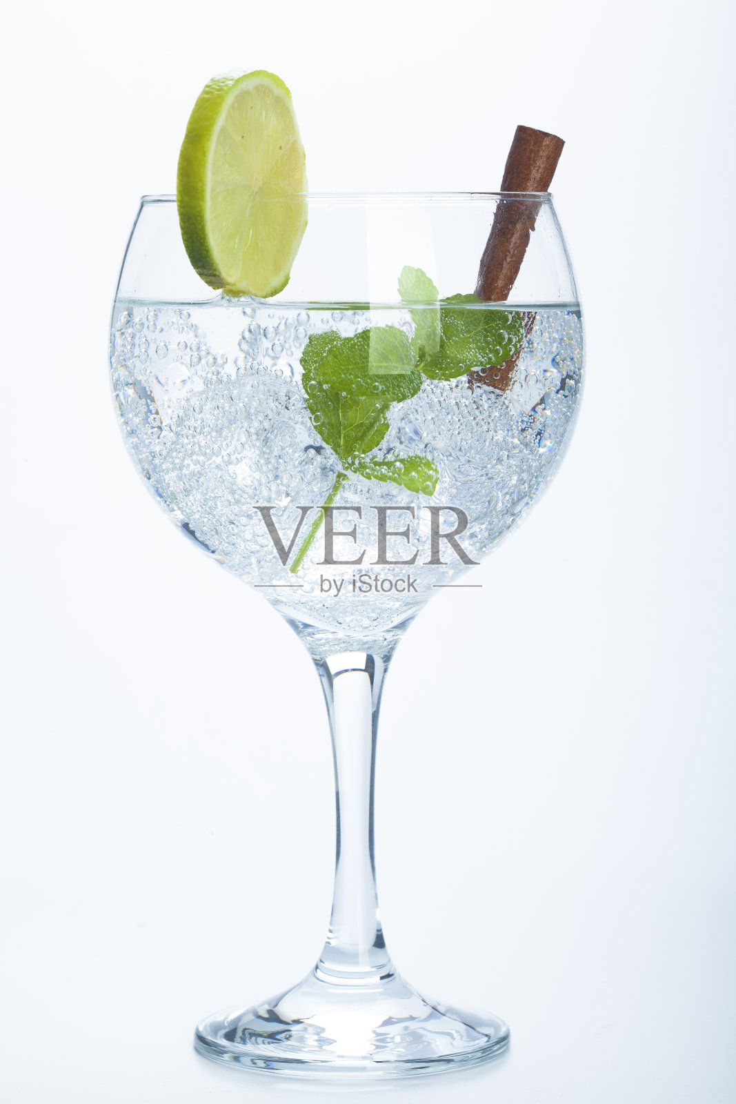 柠檬和肉桂金汤力酒孤立的白色照片摄影图片