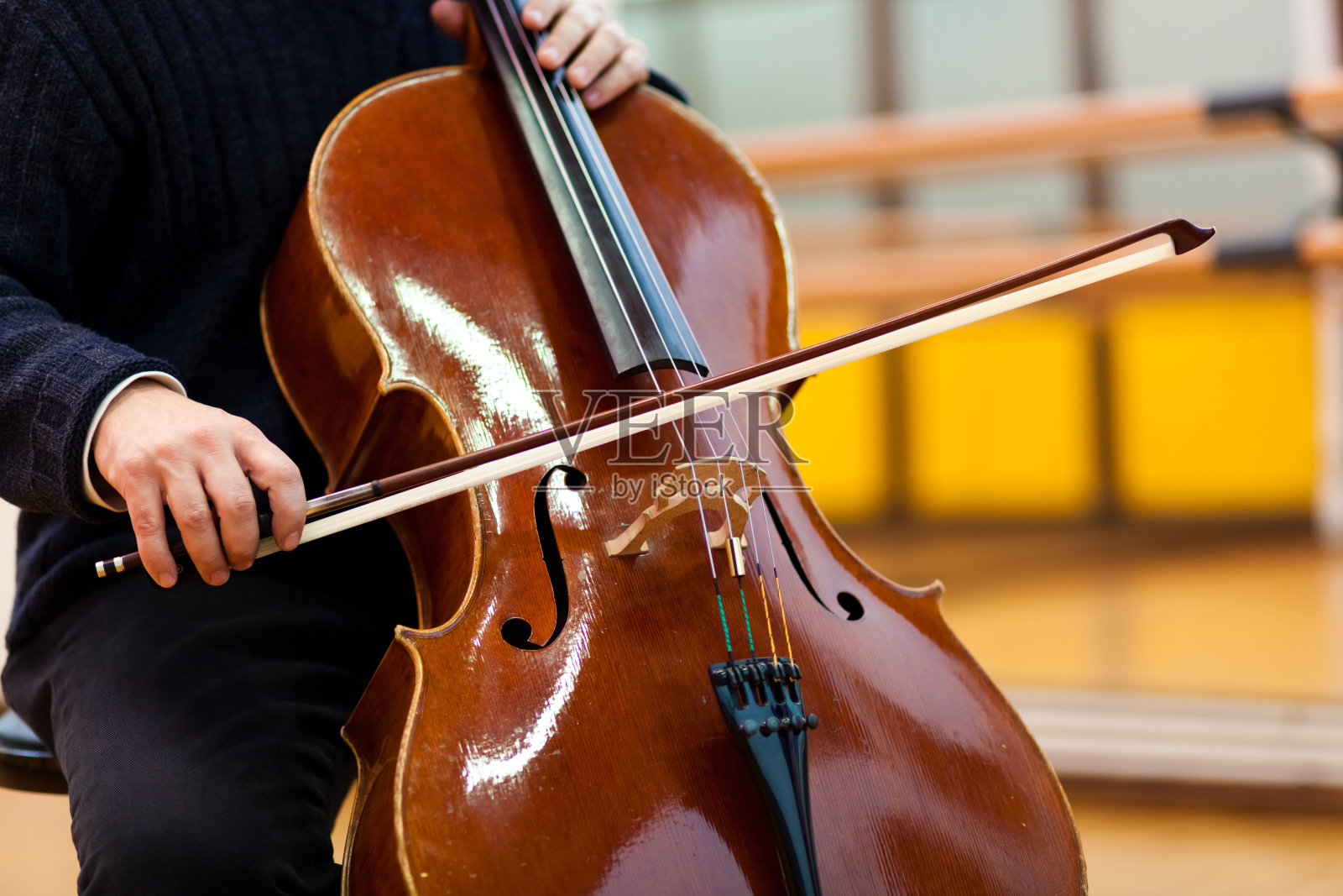人演奏中提琴照片摄影图片