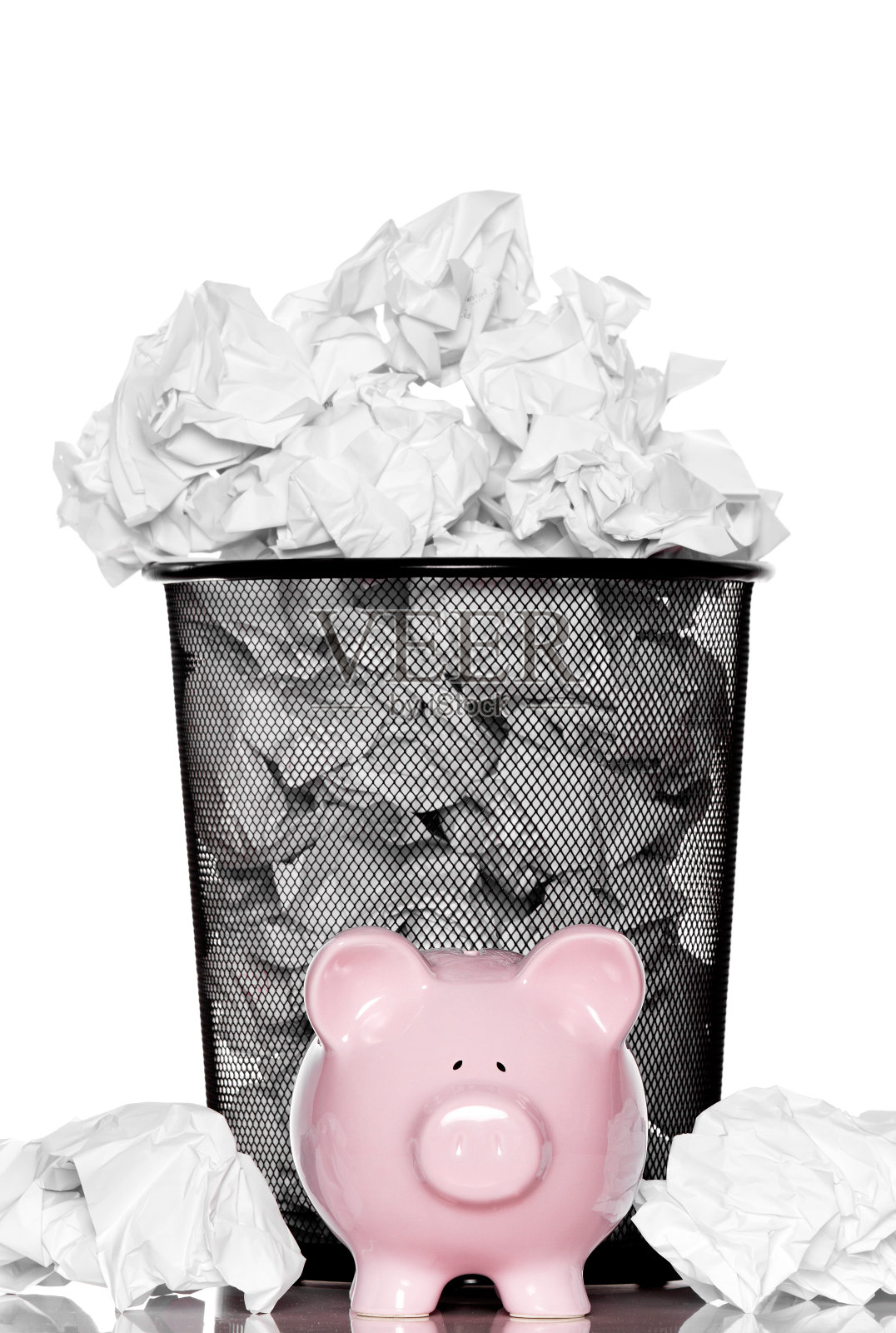 储蓄罐站在垃圾桶前面照片摄影图片