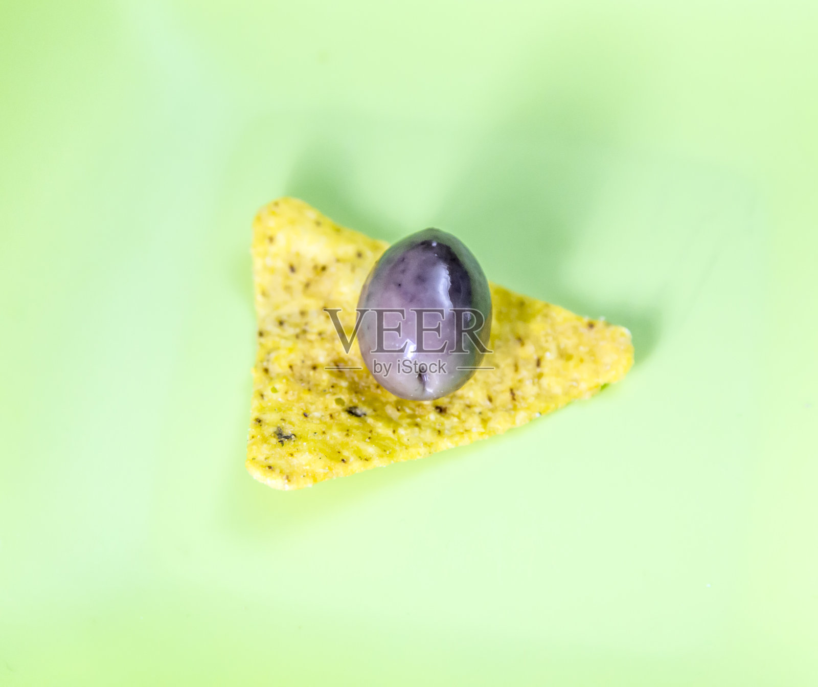 橄榄&多力多滋玉米片照片摄影图片