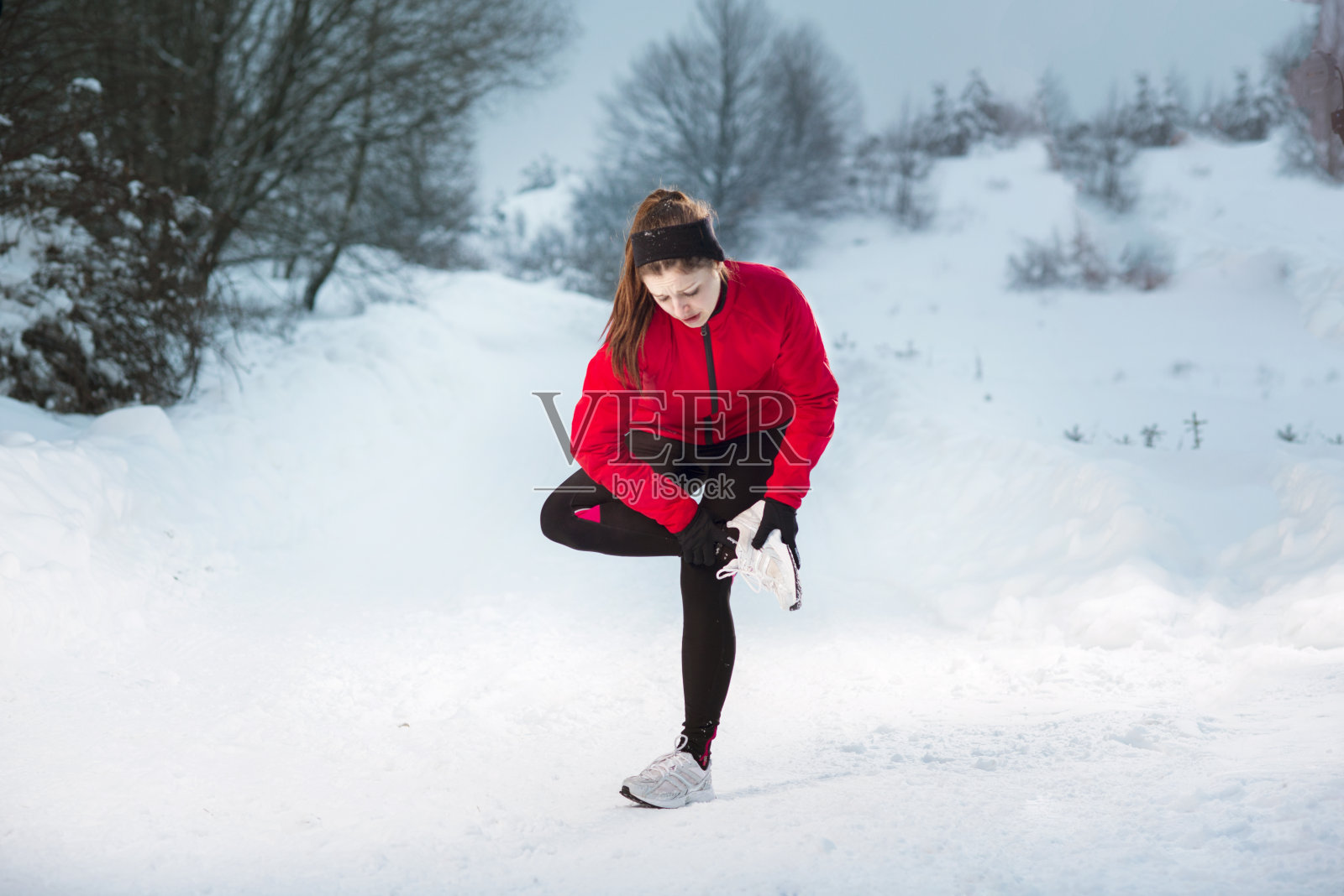 冬季跑步的女人照片摄影图片