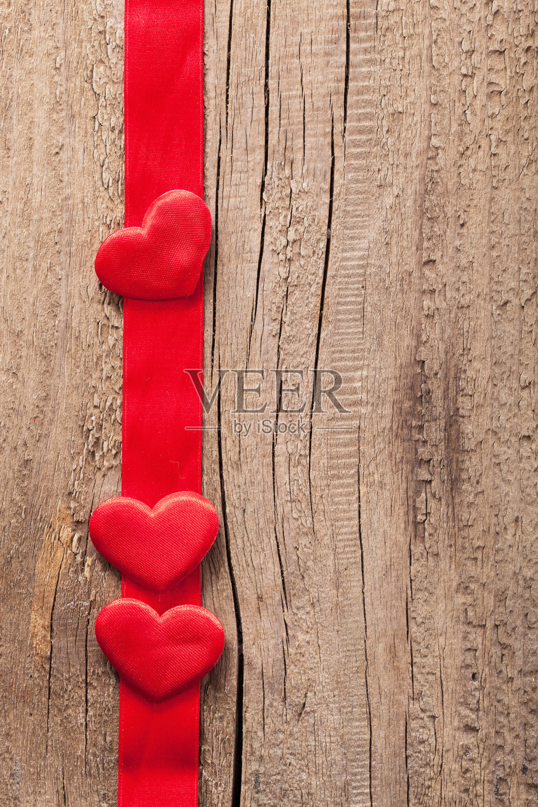红色的心和丝带框架的木制背景情人节照片摄影图片