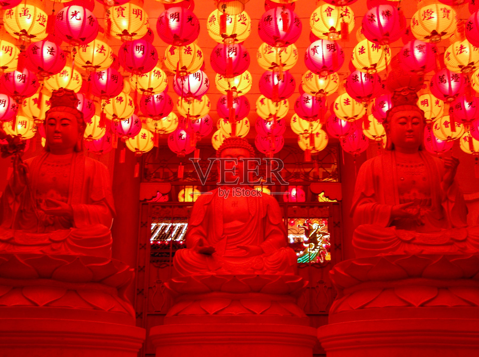 有三佛的中国寺庙。纸灯笼是彩色的照片摄影图片