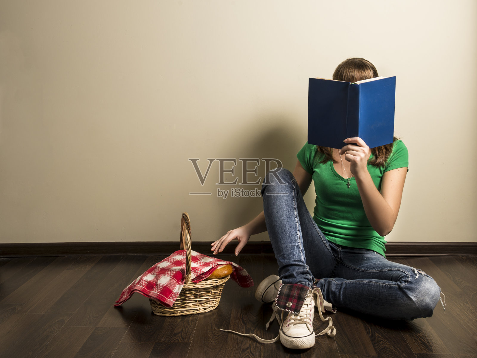 女孩阅读书照片摄影图片