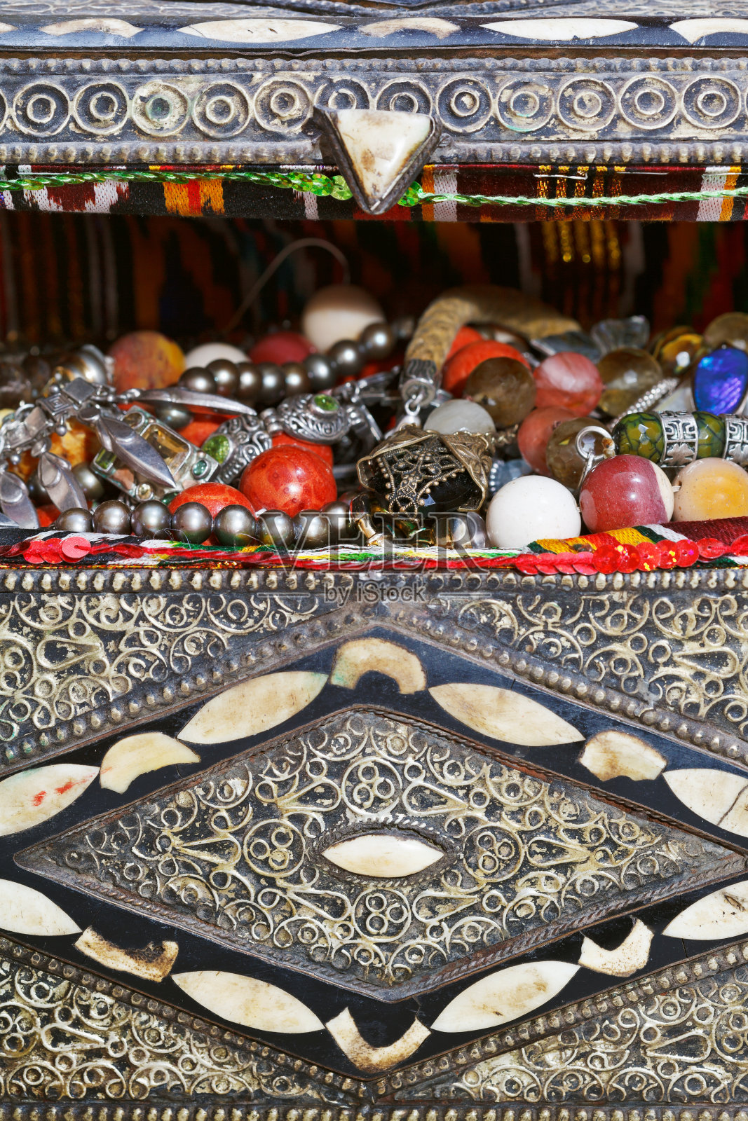 古宝箱中的古董珠宝照片摄影图片