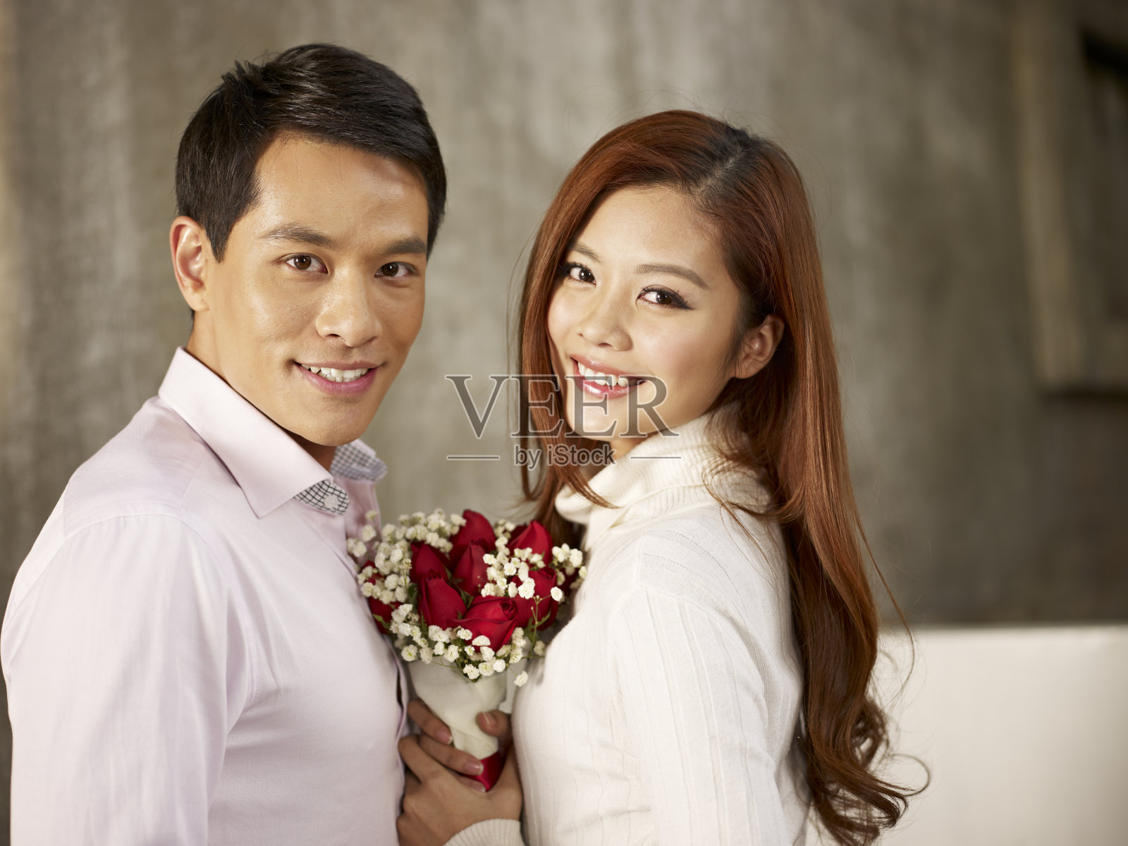 青年男女相爱照片摄影图片