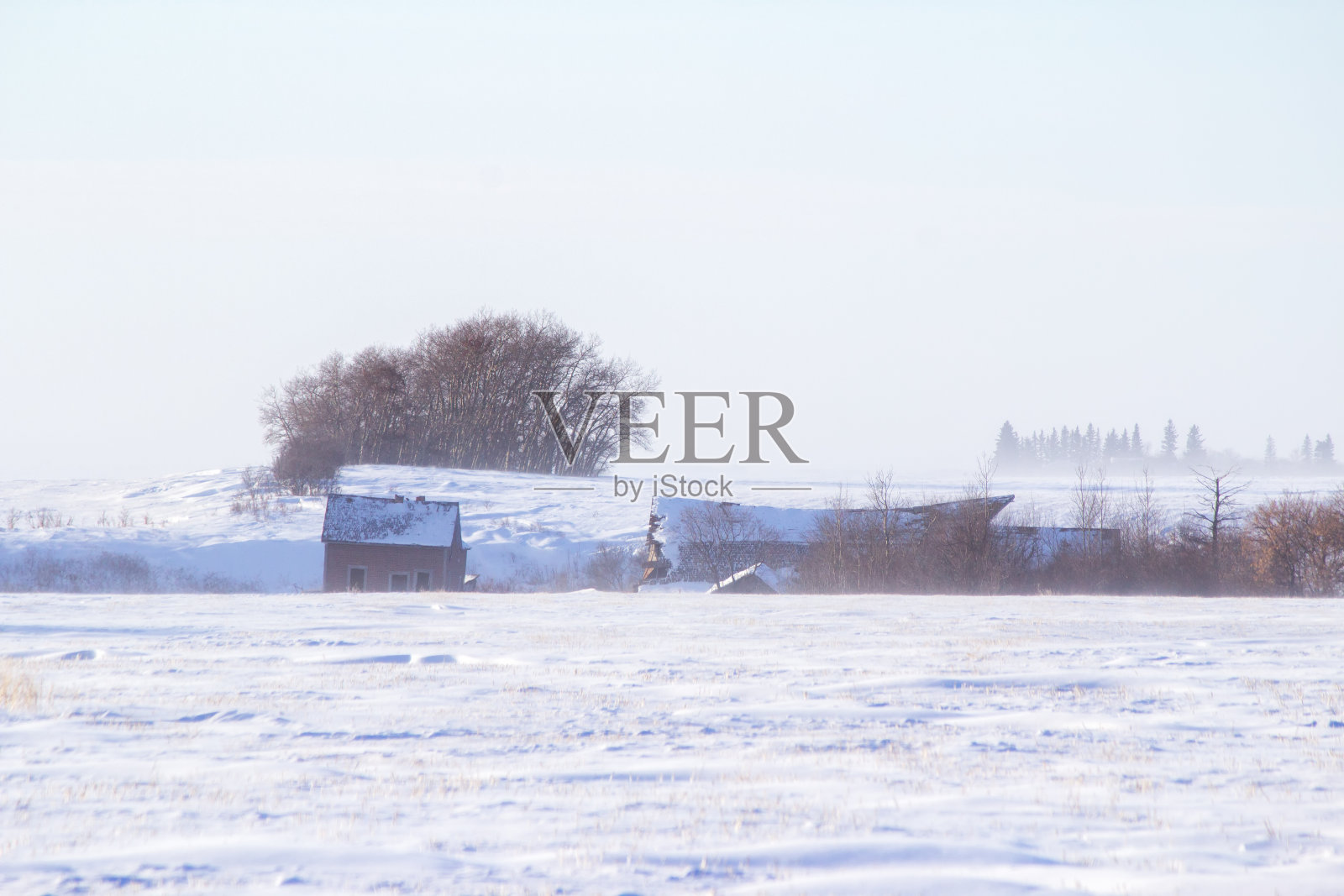溪谷中的旧农场照片摄影图片