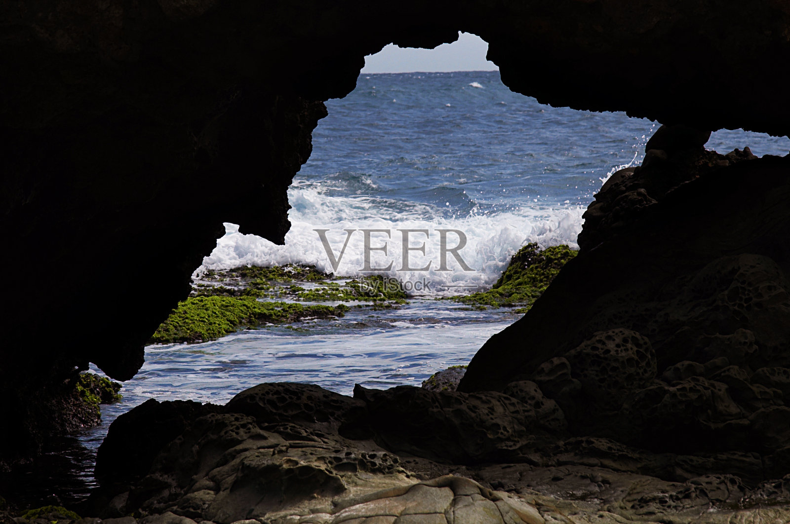 通过岩石拱门的水体照片摄影图片