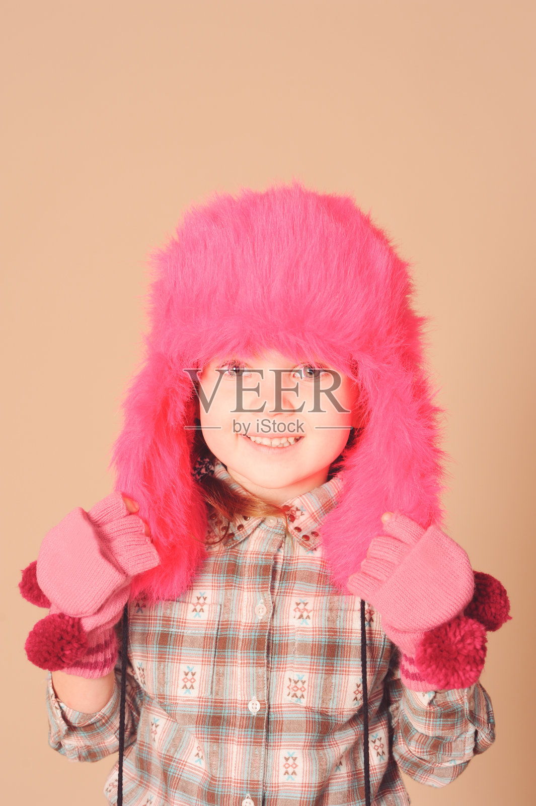 可爱的小女孩戴着毛皮帽子照片摄影图片