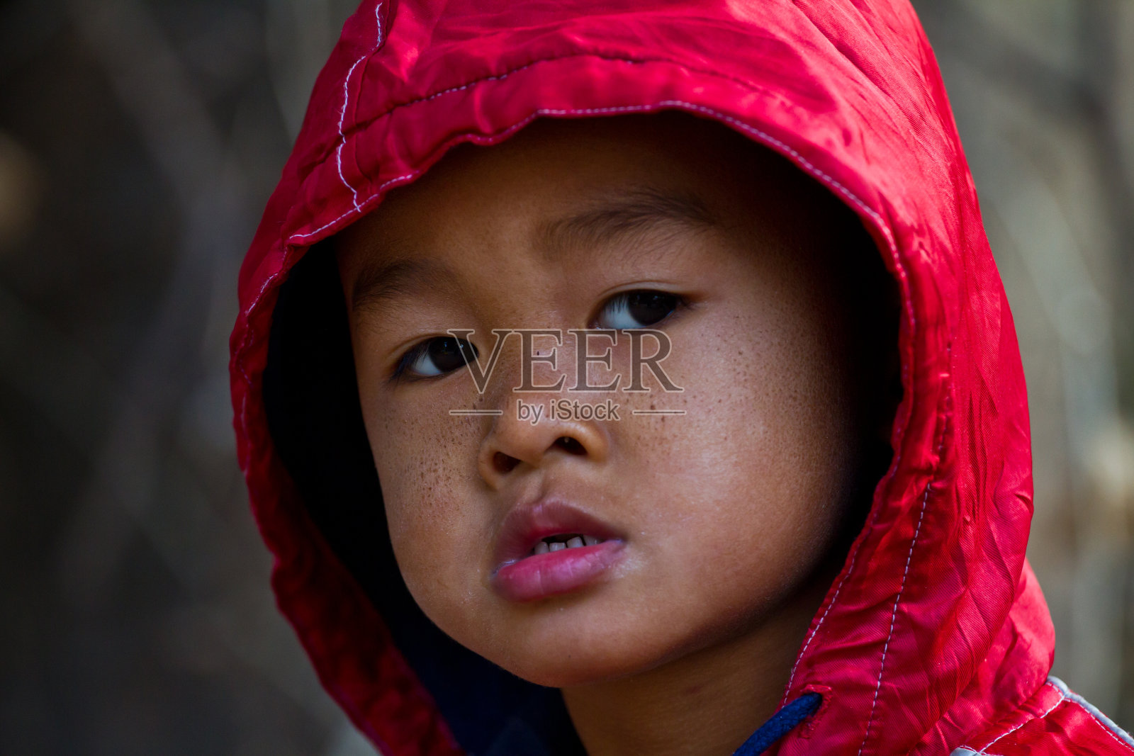 亚洲男孩在寒冷的冬天照片摄影图片