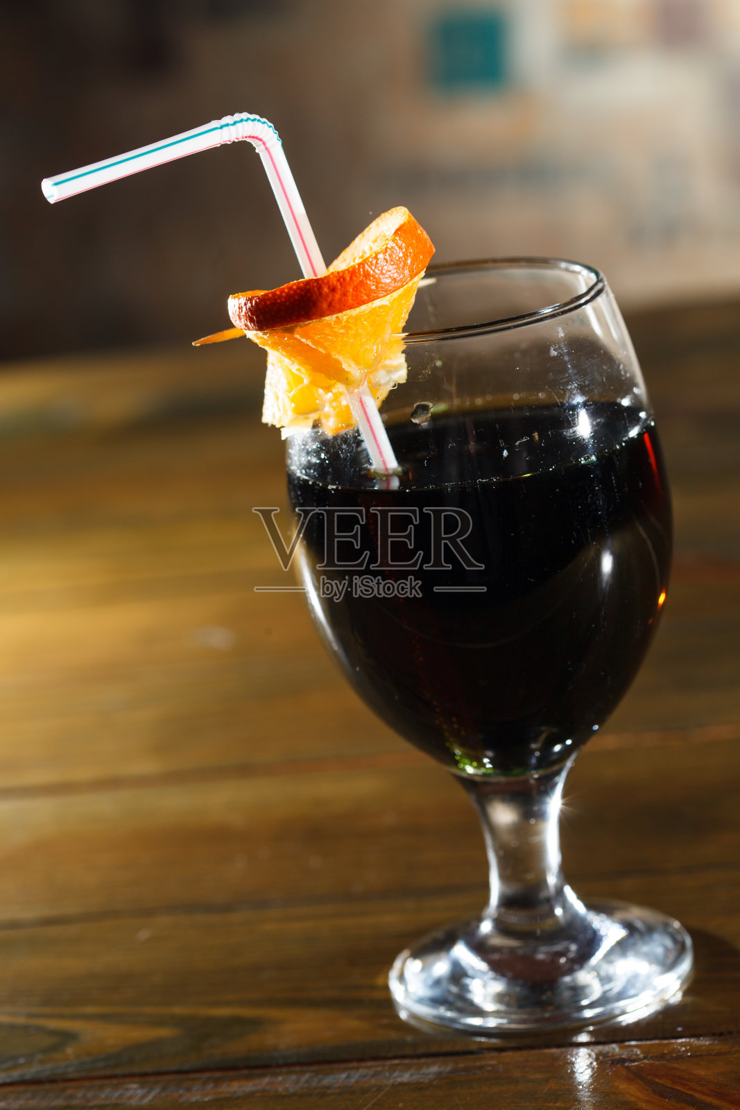 酒吧里的鸡尾酒照片摄影图片