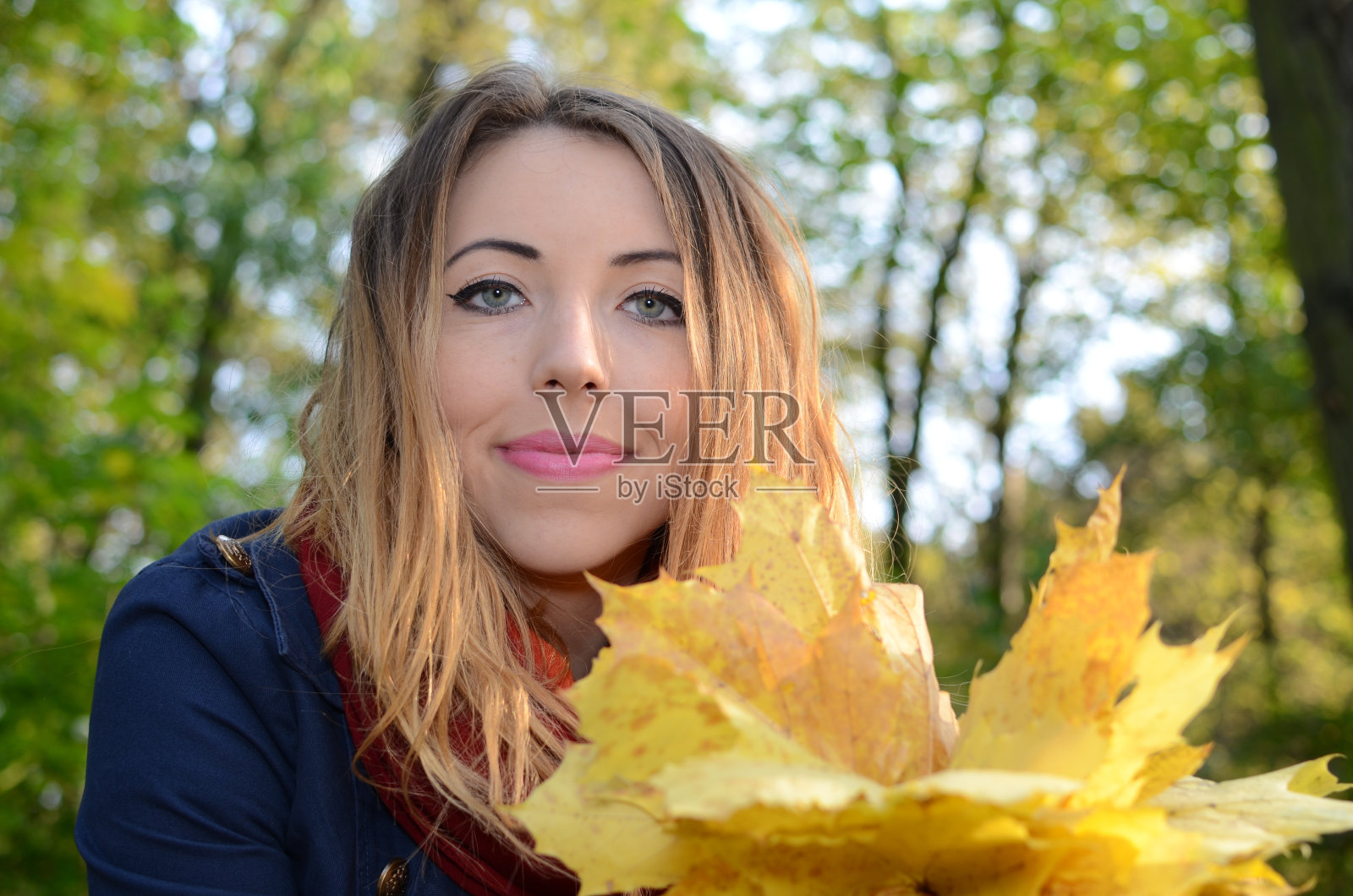 秋天公园里的年轻女子照片摄影图片