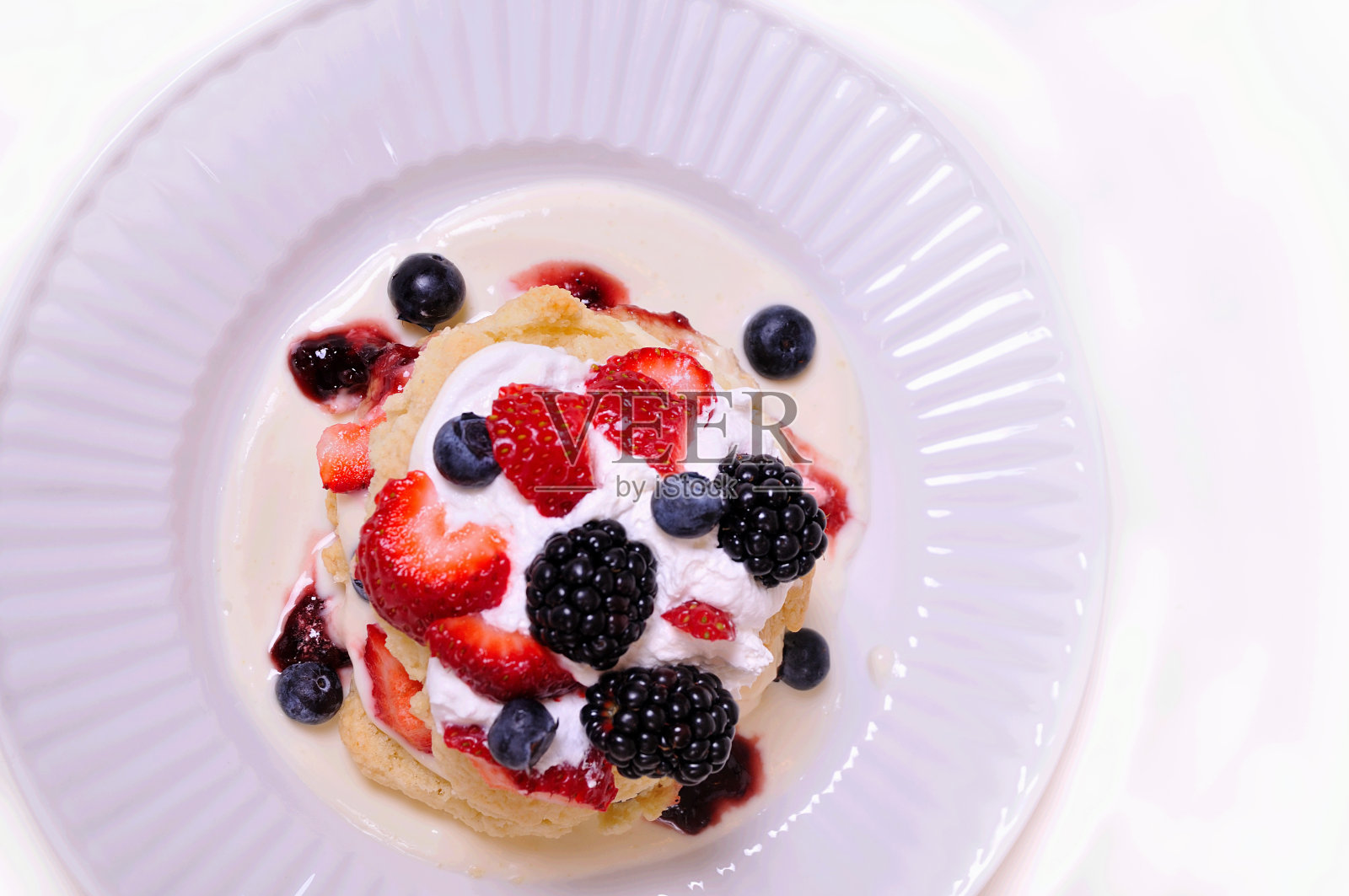 草莓娃娃照片摄影图片