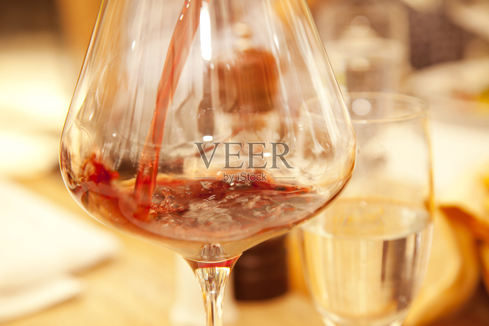 往玻璃杯中倒入红酒照片摄影图片