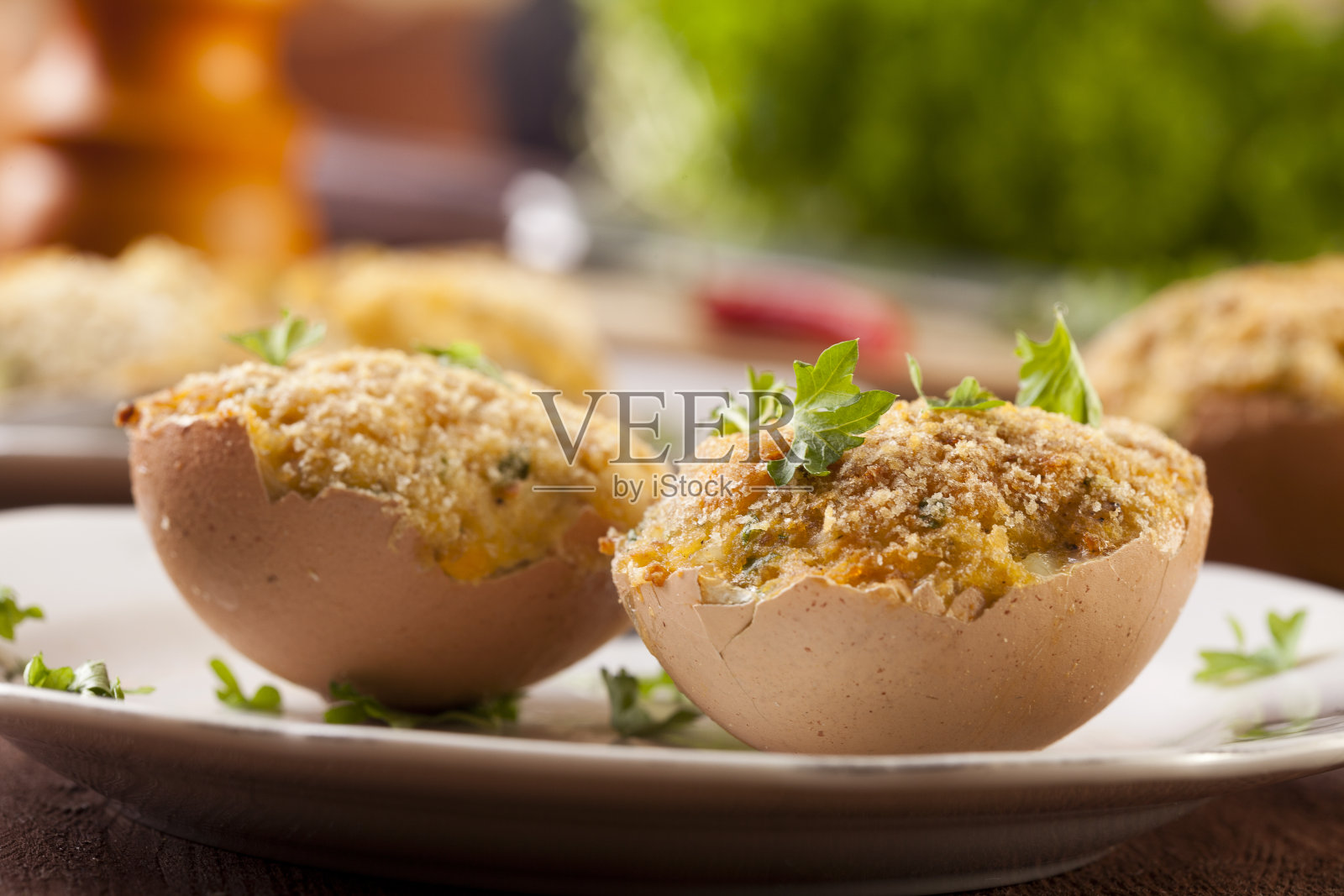 火腿和欧芹馅的烤蛋照片摄影图片