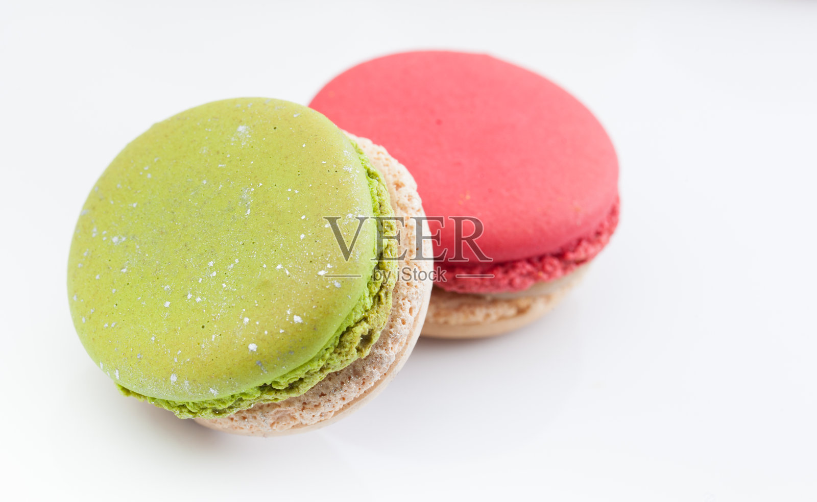 白色背景上的彩色杏仁饼干照片摄影图片