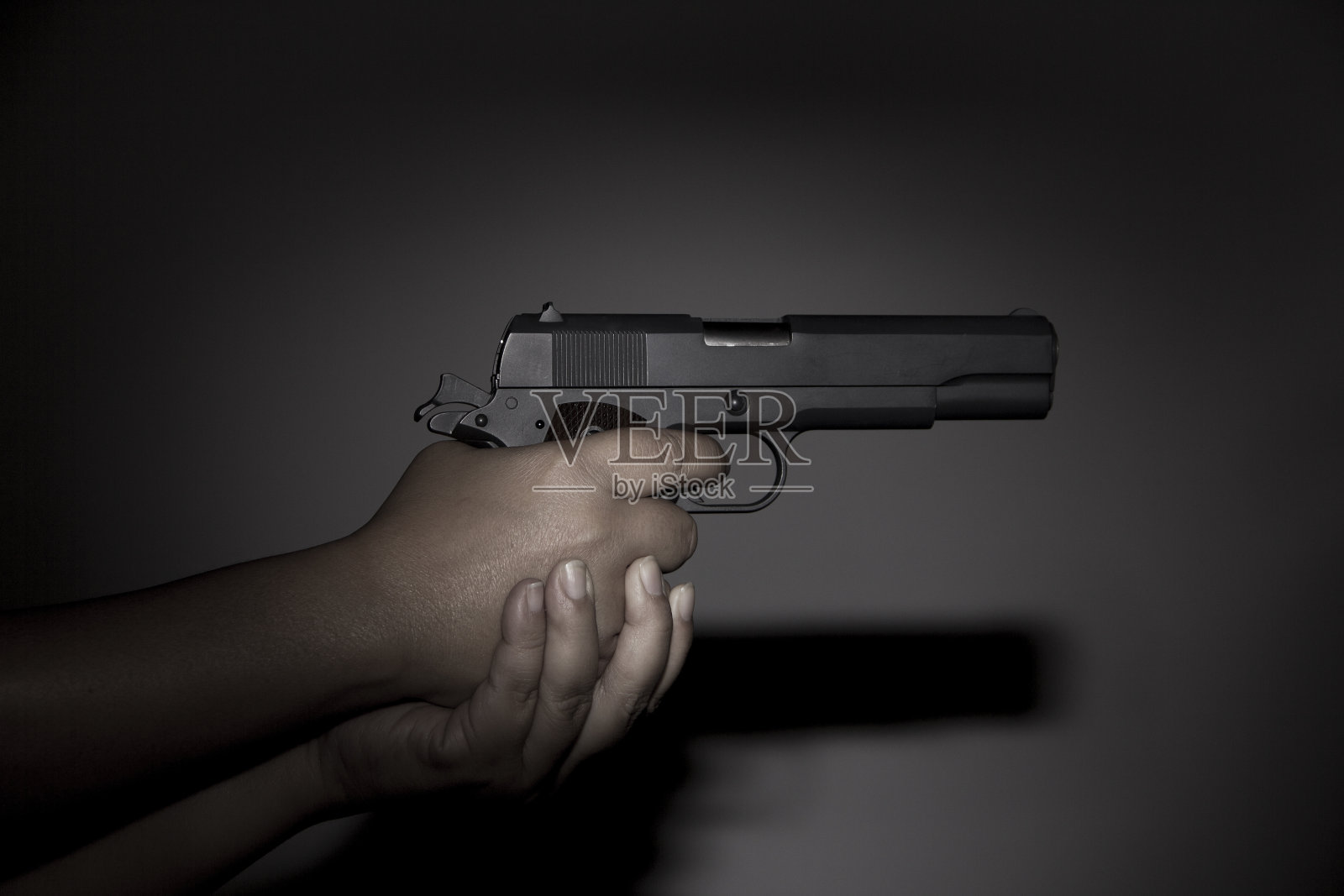 手拿枪照片摄影图片