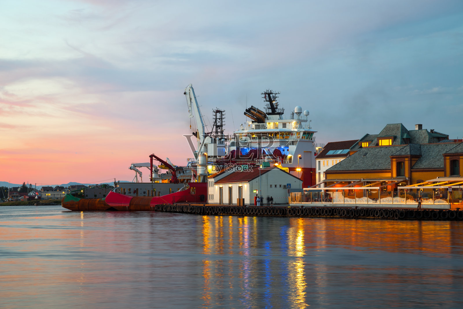 码头在日落时分照片摄影图片