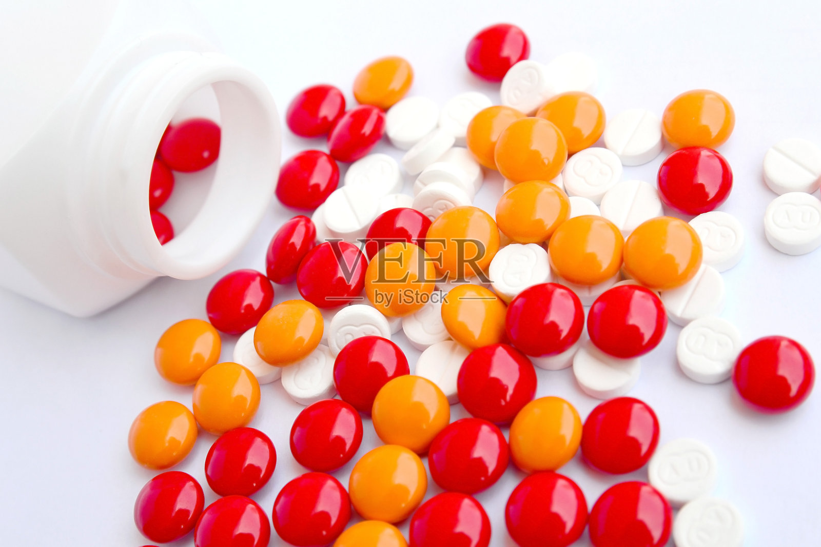 药丸从白色瓶子里倒出来照片摄影图片