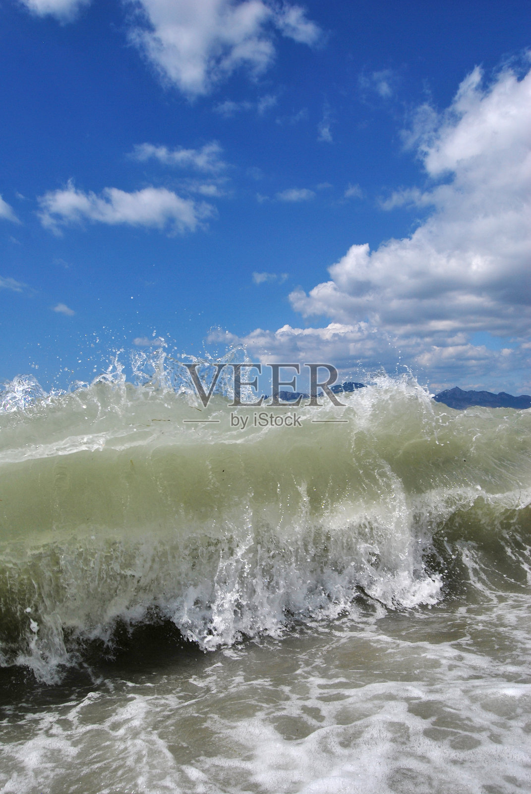 海面上波涛汹涌照片摄影图片